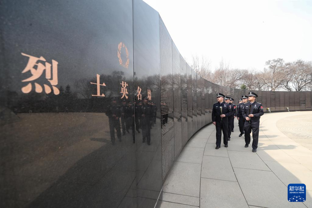 清明时节祭奠英烈