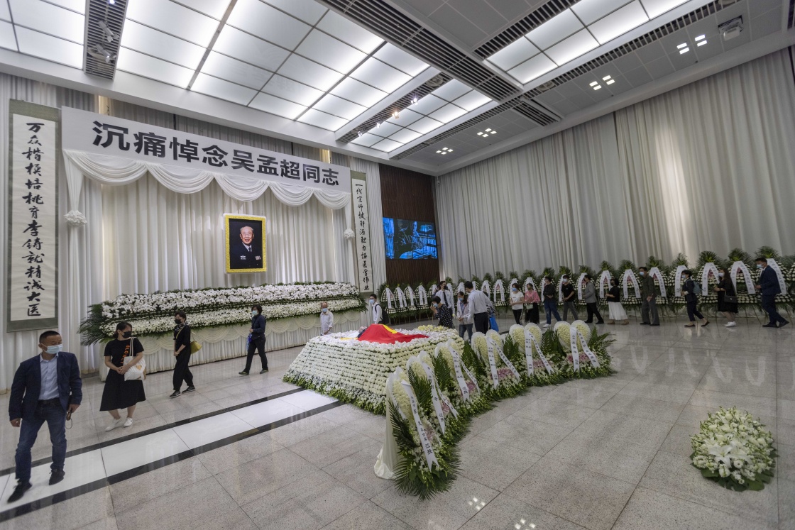 5月26日,人们在龙华殡仪馆大厅内送别吴孟超院士.