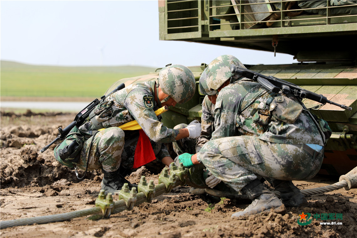 战车出击!第81集团军某合成旅实战化平台综合演练