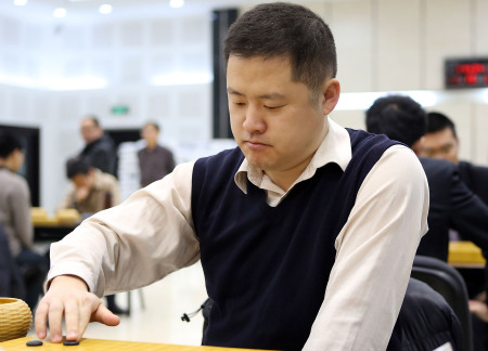 1月15日,周鹤洋九段在比赛中落子.