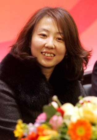 图为杨楠在河南建业俱乐部举办的一次新闻发布会上发言(2011年12月20