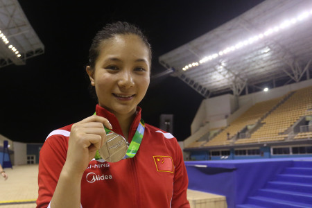 2月23日,中国选手何姿在赛后展示奖牌