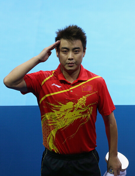 伦敦奥运会乒乓球男子单打半决赛,王皓晋级决赛后对观众席敬军礼.