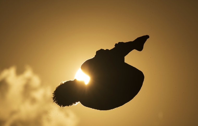 唯美!夕阳下的跳水运动员