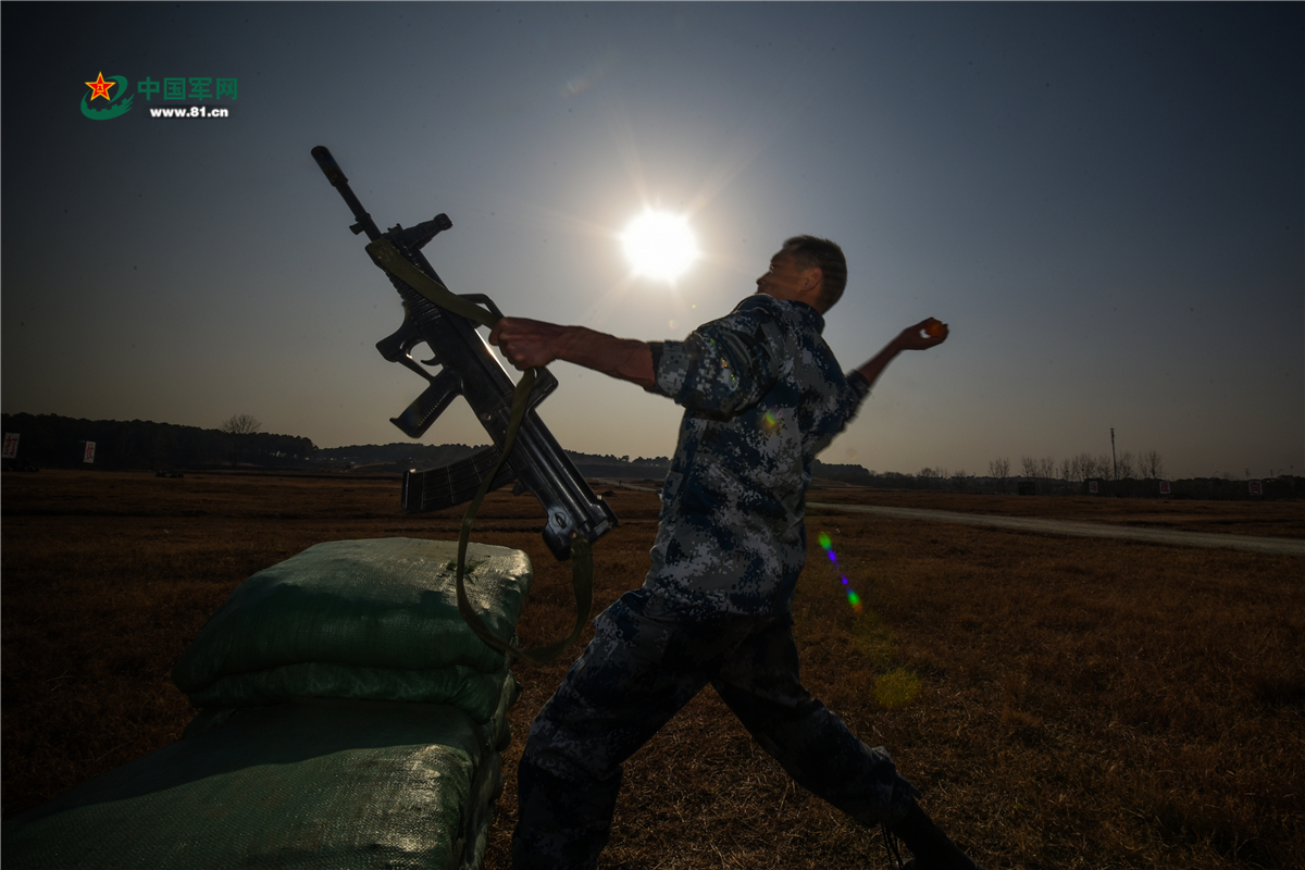 手榴弹投掷课目决赛.陈立春 摄