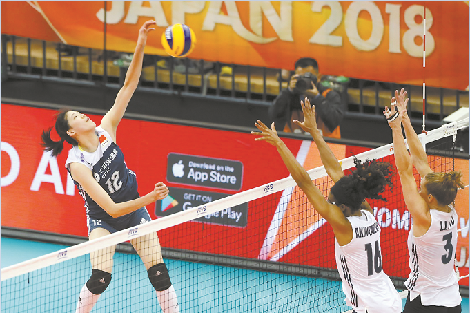 10月14日,李盈莹(左)在与美国女排比赛中扣球.新华社发