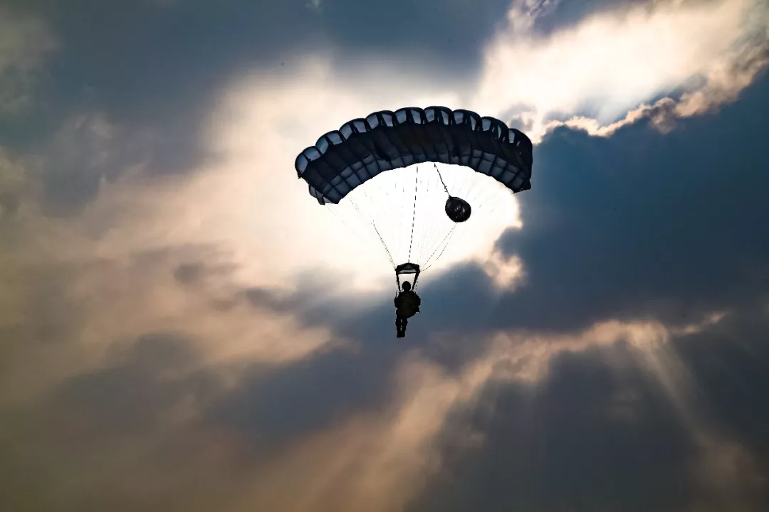 第一视角跳伞视频 带你感受翼伞有多刺激 - 中国军网