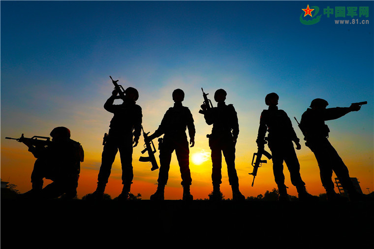 不敢牵女朋友手的特战小哥哥给你找到啦 - 中国军网