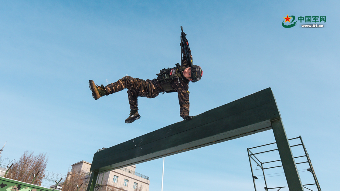 此次训练共设置了城市反劫持,雪林地搜索,障碍,擒敌,体能等20多个实战