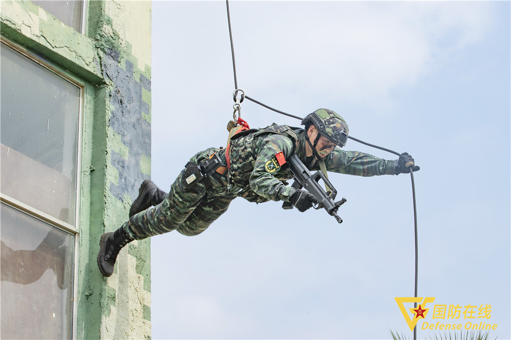 精彩瞬间!武警特战队员多课目强化训练