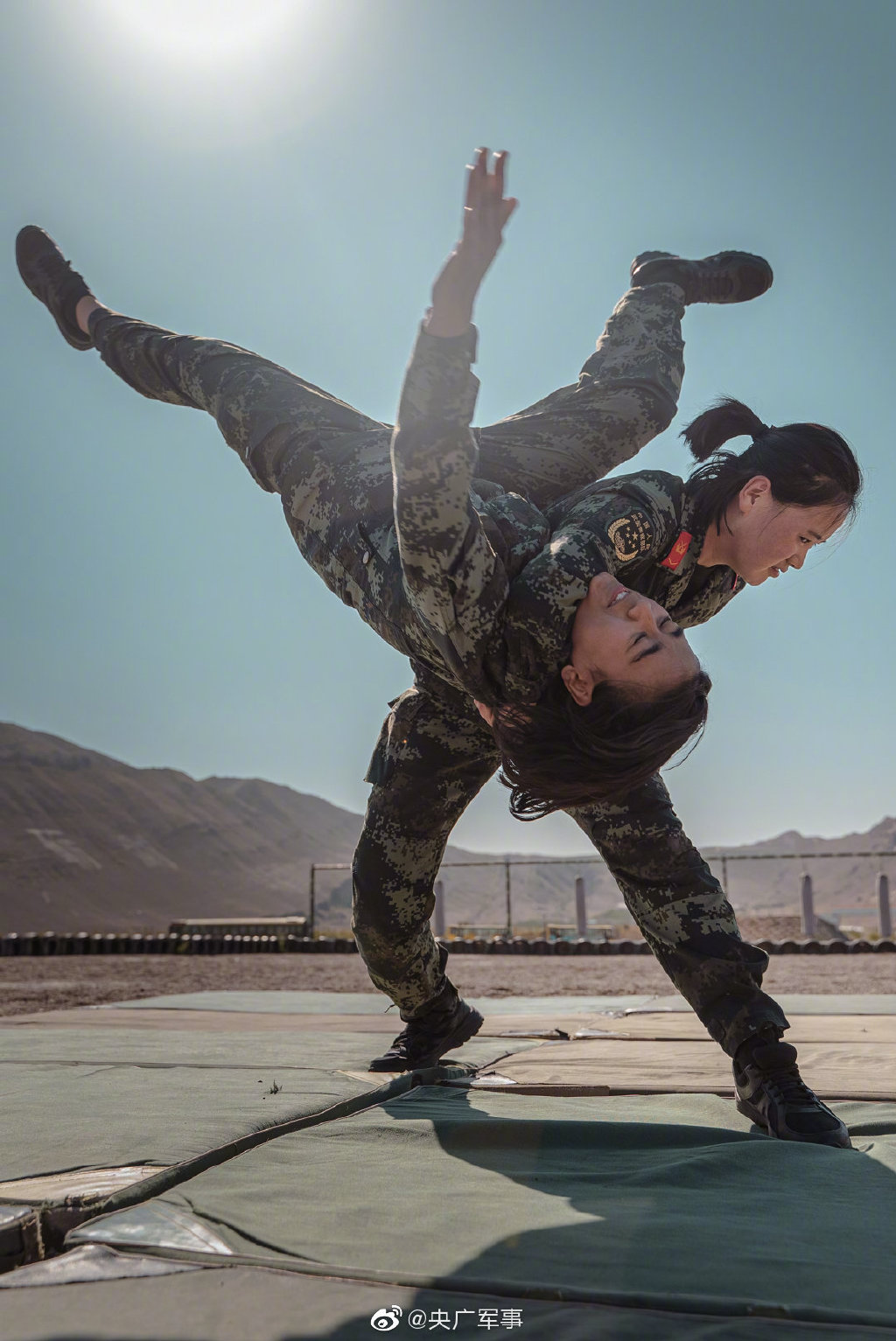 又美又飒!女子特战队员高燃壁纸来了