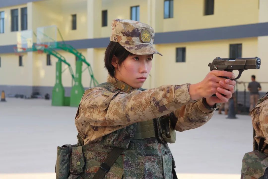 沃天特战女兵原来系介个样子滴