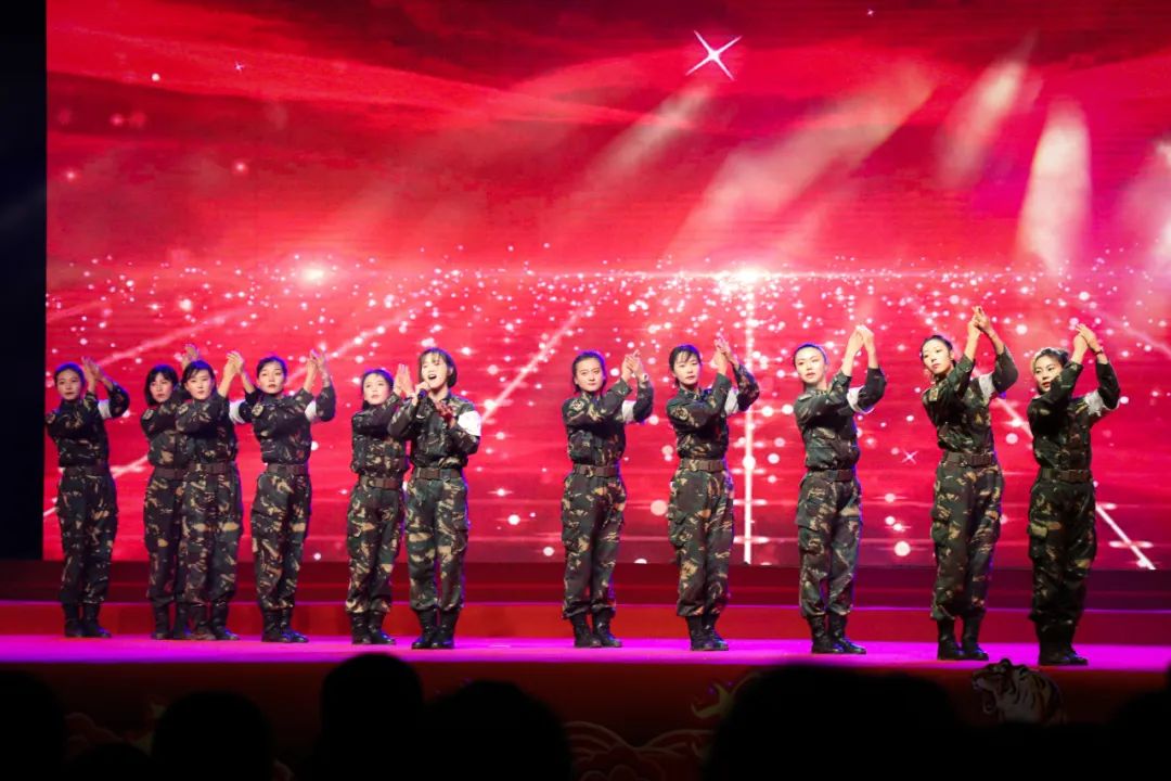 片手机看分享到怀抱梦想,施展才艺绽放在军营的大舞台收获火热的情谊