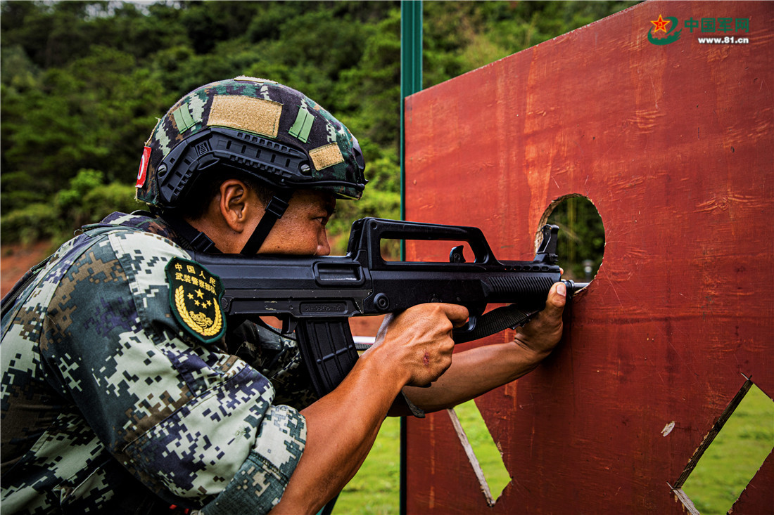 利用战术射击板进行掩体射击.张腾飞 摄