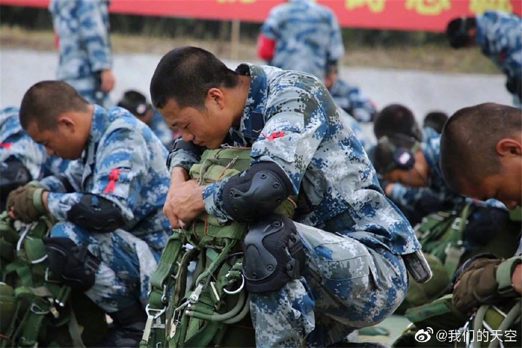 春季入伍空降兵迎来军旅首次跳伞