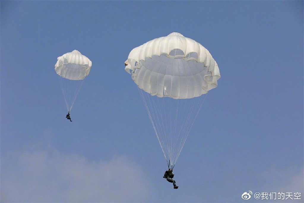 春季入伍空降兵迎来军旅首次跳伞