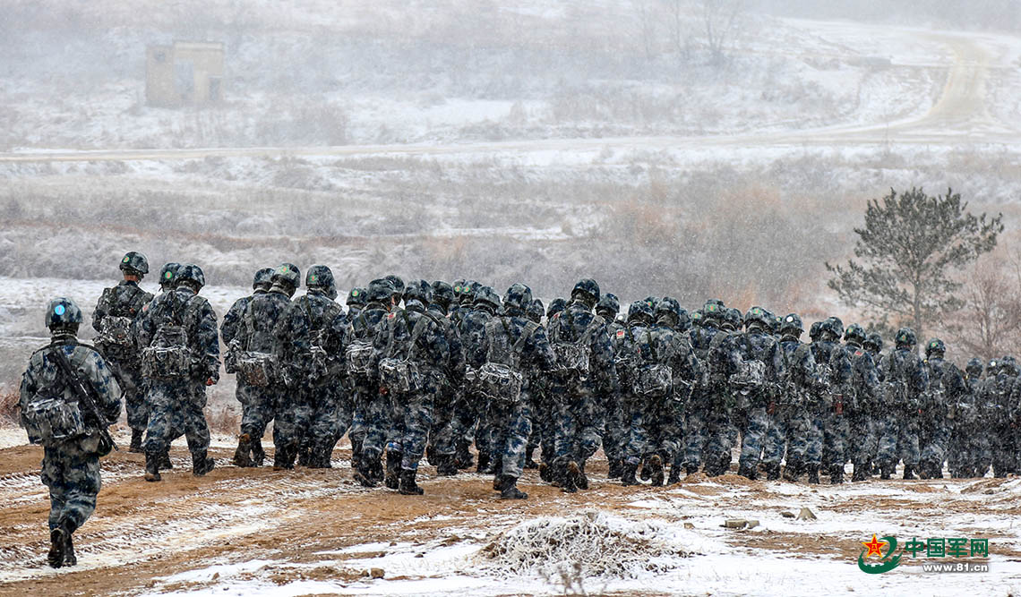 空降兵新年开训,全副武装的他们有没有帅到你