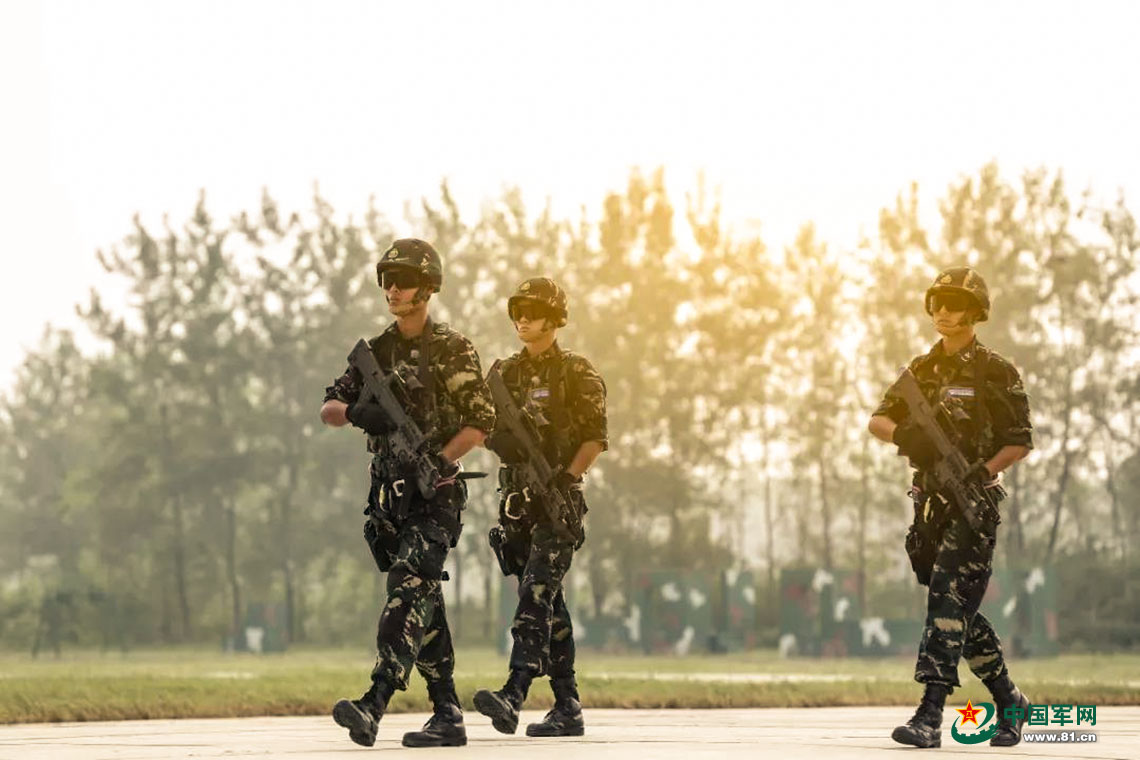 中国空降兵战士自制版征兵"广告",来了!