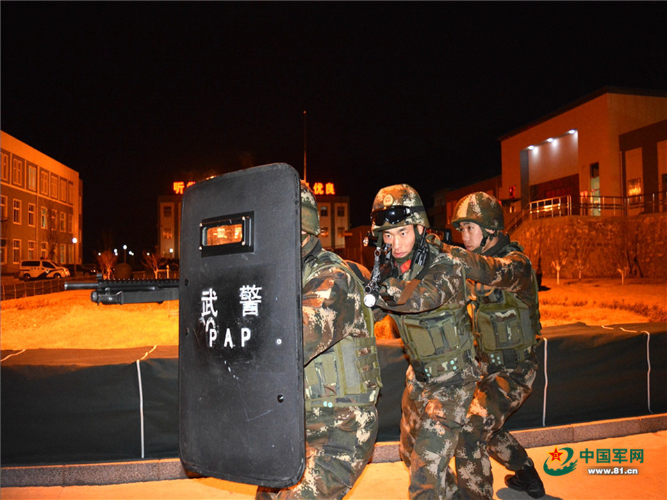 防暴队形,掩护自己