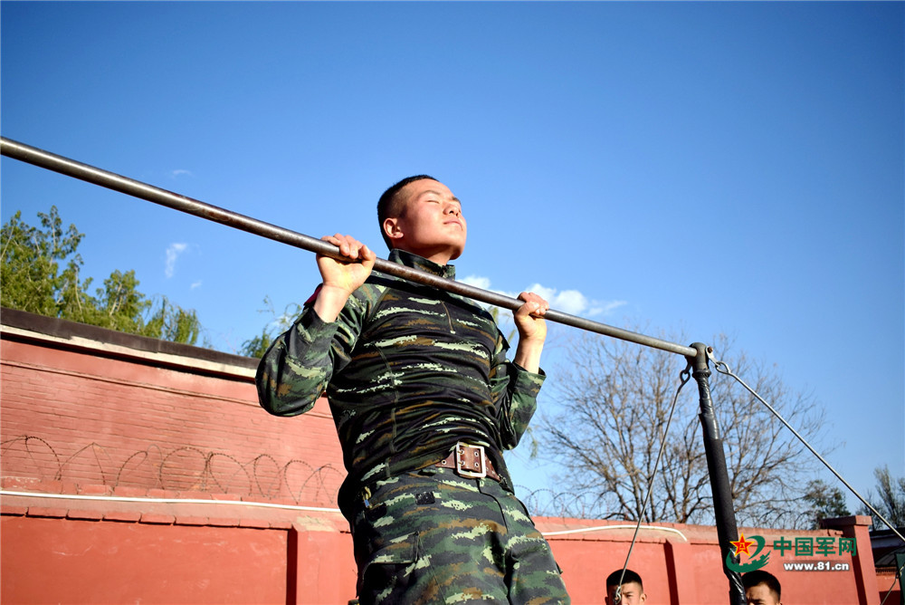 引体向上强化官兵上肢力量.
