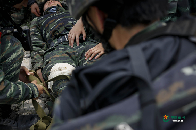 一名女特战队员的右腿"受伤". 冯开华 摄