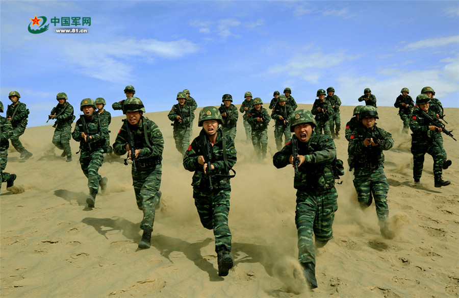 在"沙海老兵"精神的传承之地,特战队员"秀肌肉"