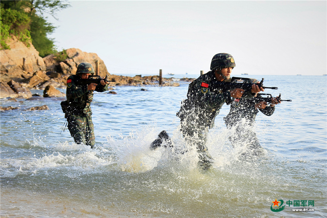 一组图来告诉你,武警特战队员海训现场到底有多帅