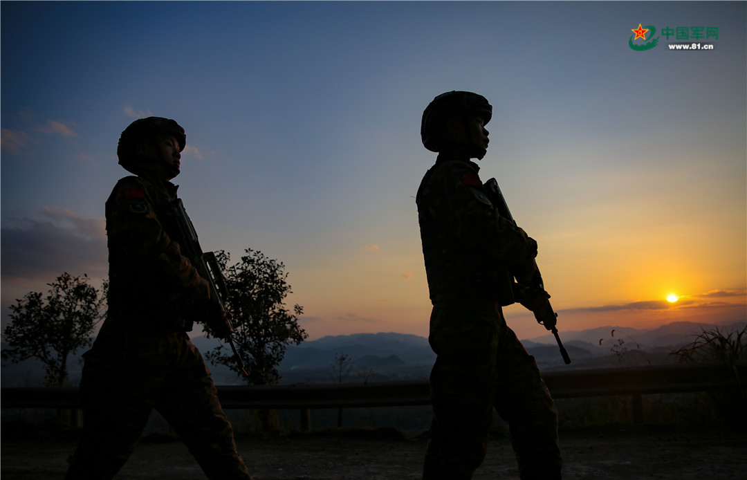 探秘魔鬼周每天负重30公斤训练不少于18小时