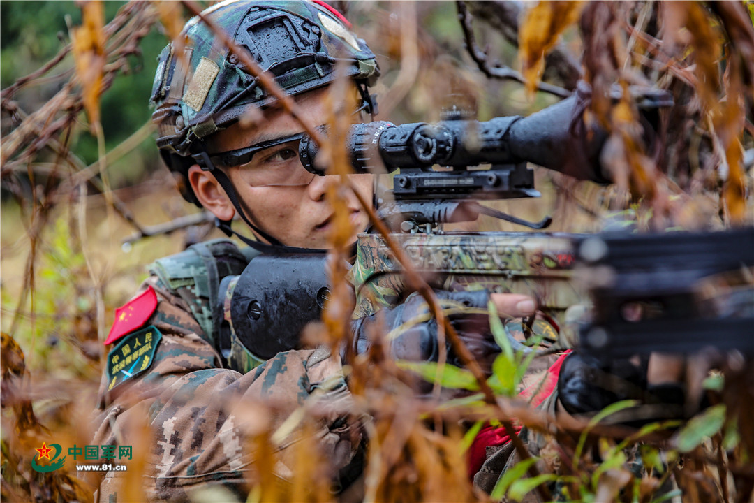 探秘魔鬼周每天负重30公斤训练不少于18小时