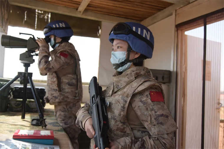 我赴马里维和部队首支女子警卫班绽放在尼日尔河畔的太阳花