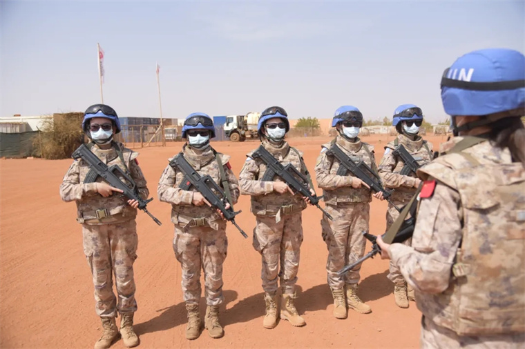 我赴马里维和部队首支女子警卫班绽放在尼日尔河畔的太阳花