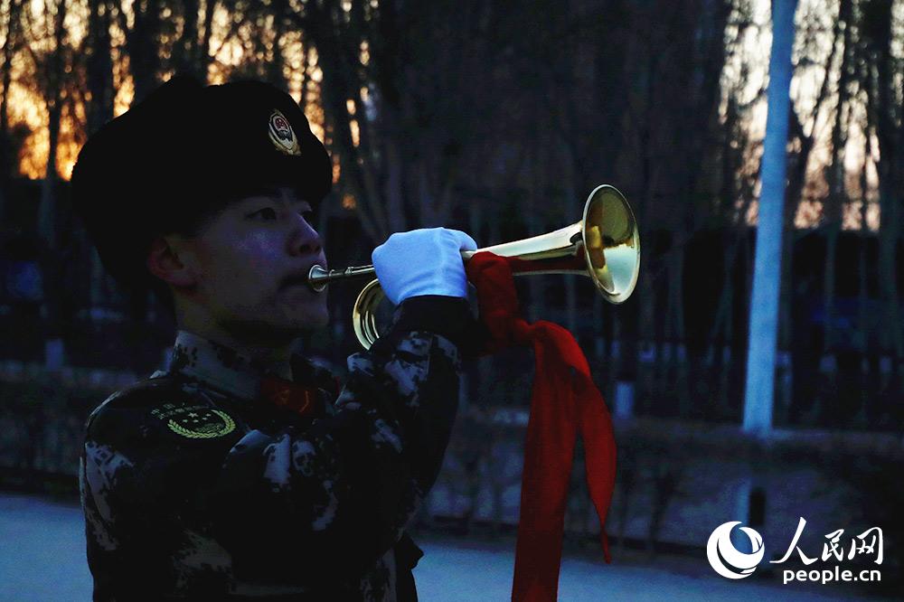 清晨的起床号响起.