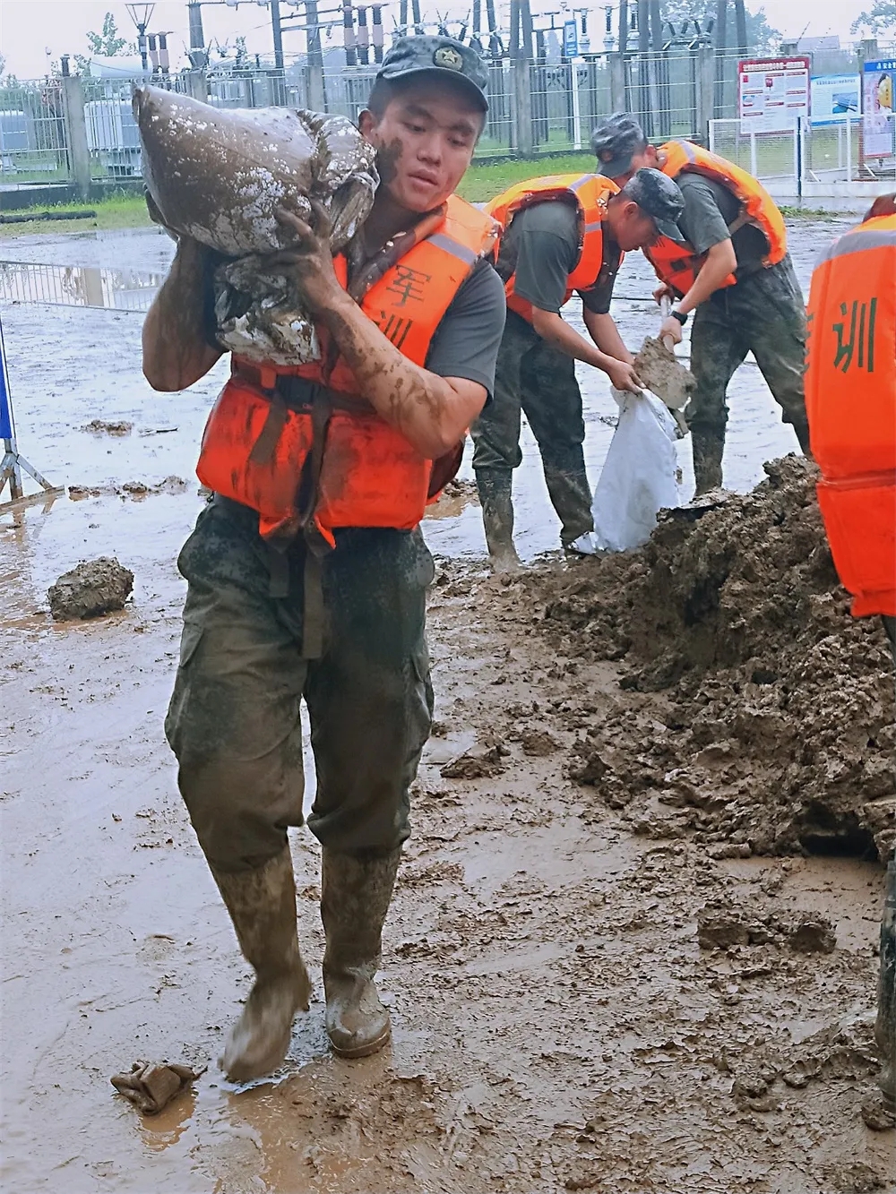 第71集团军"铁骨硬旅":这首抗洪赋,每句都是誓言 - 中国军网