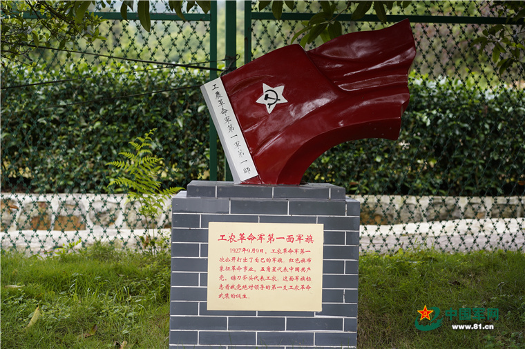 事业;红旗正中是一个大五角星,代表中国共产党;五角星内是镰刀斧头