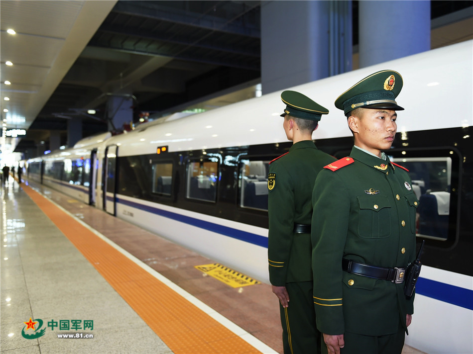 武警频道 回家路上,有一抹亮丽的"橄榄绿" 来源: 中国军网 作者