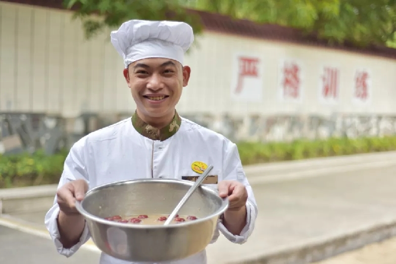 腊八节丨嗨!武警小哥,炊事班长喊你喝粥啦