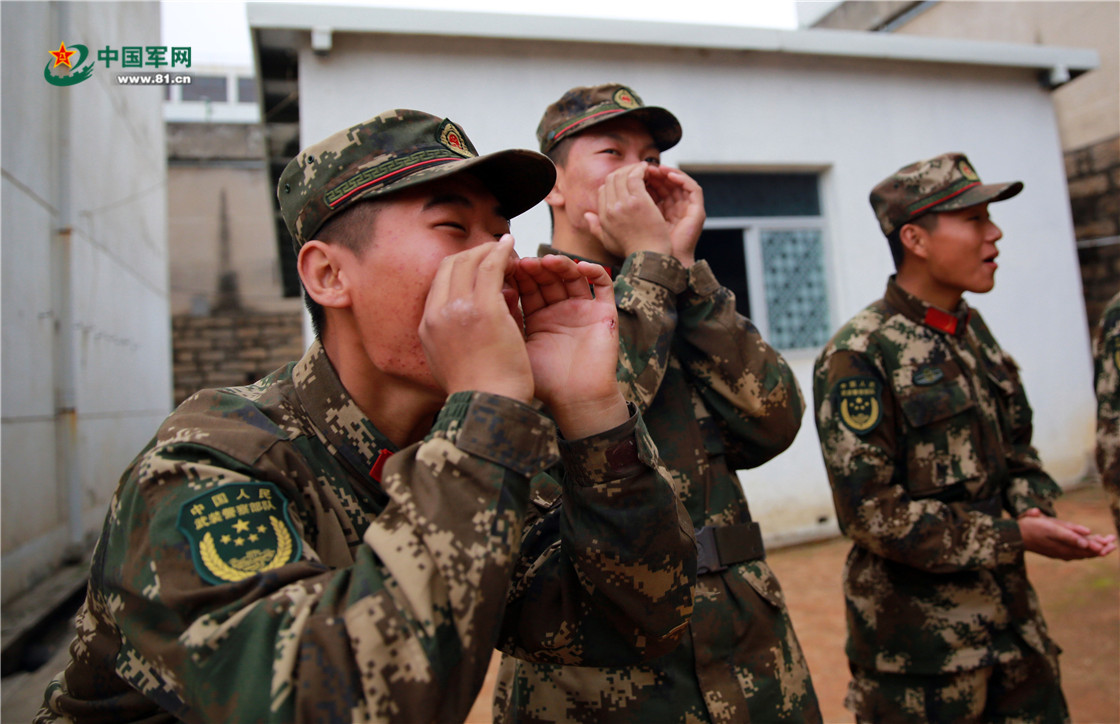 新战士为班长加油呐喊.