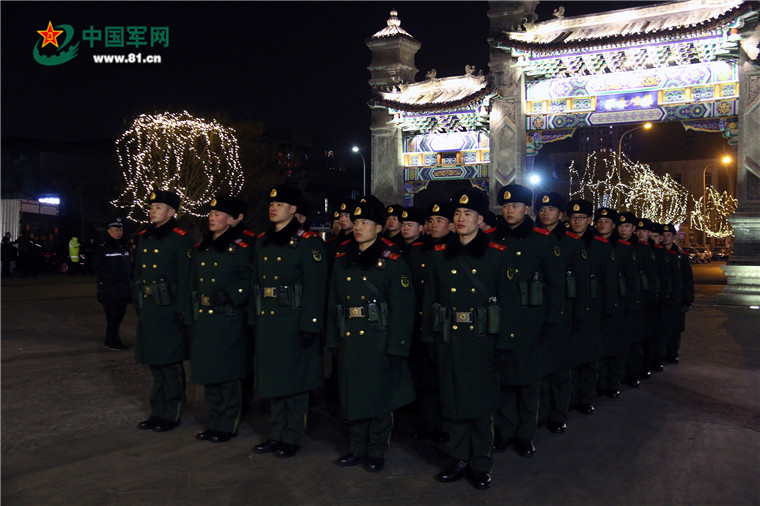除夕夜,武警官兵整装待命.