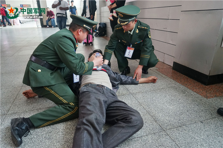 旅客发病晕倒,幸好遇到了兵哥哥…… - 中国军网