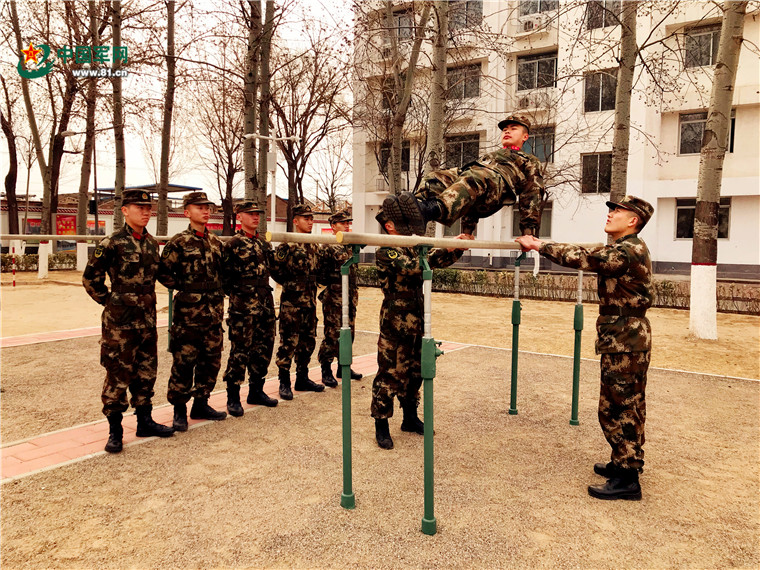 战士们正在进行双杠二练习训练.