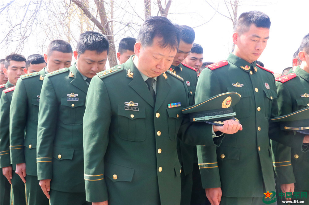 周忠海大队长默哀