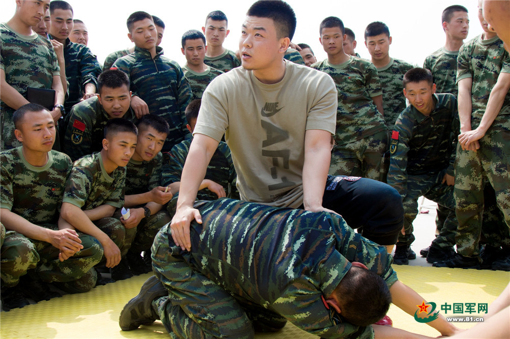 趣味组训|健身教练进军营 科学训练有妙招