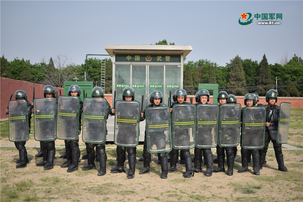 武警官兵化身"钢铁侠"开展防暴装备训练