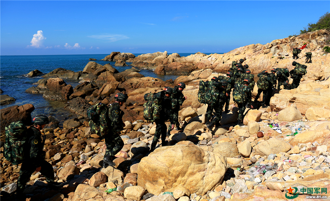 5月22日,武警三亚支队"魔鬼周"极限训练第一天,进行20公里沙滩追击.
