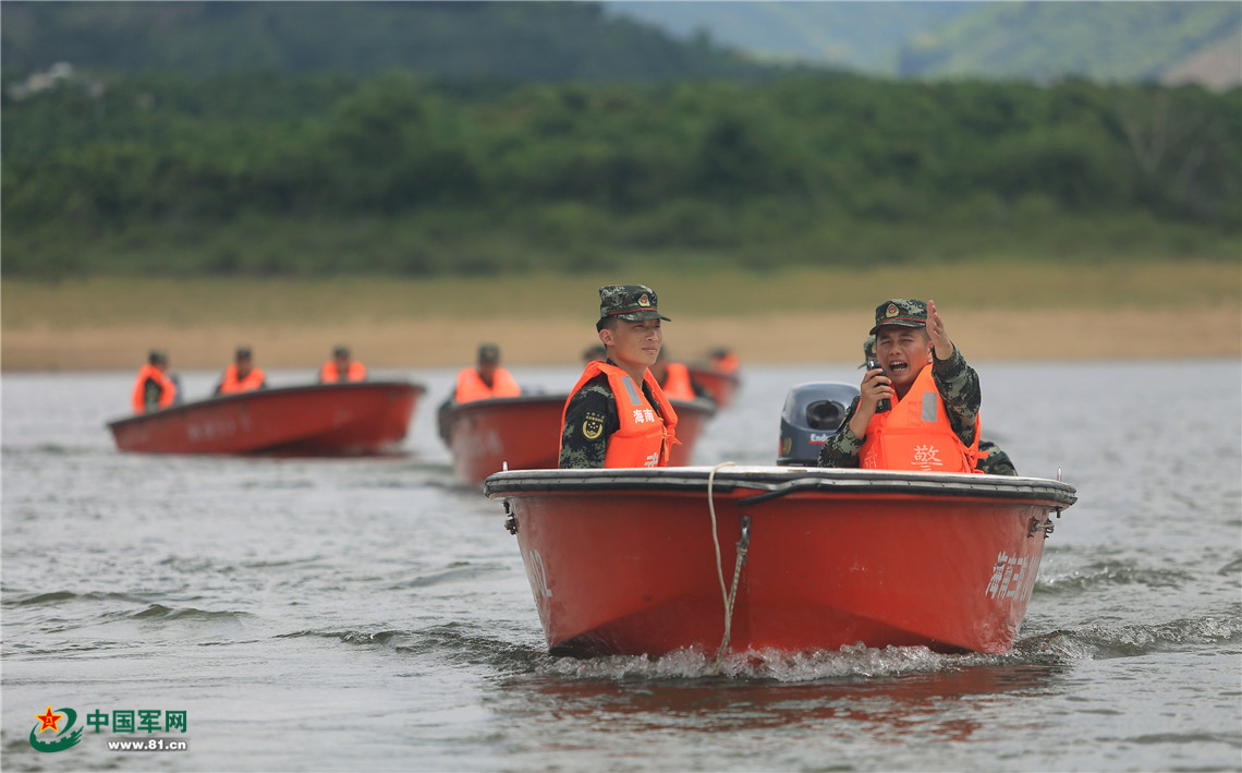 武警三亚支队在陌生海域开展水上救援演练时,武警官兵正在向事发地域