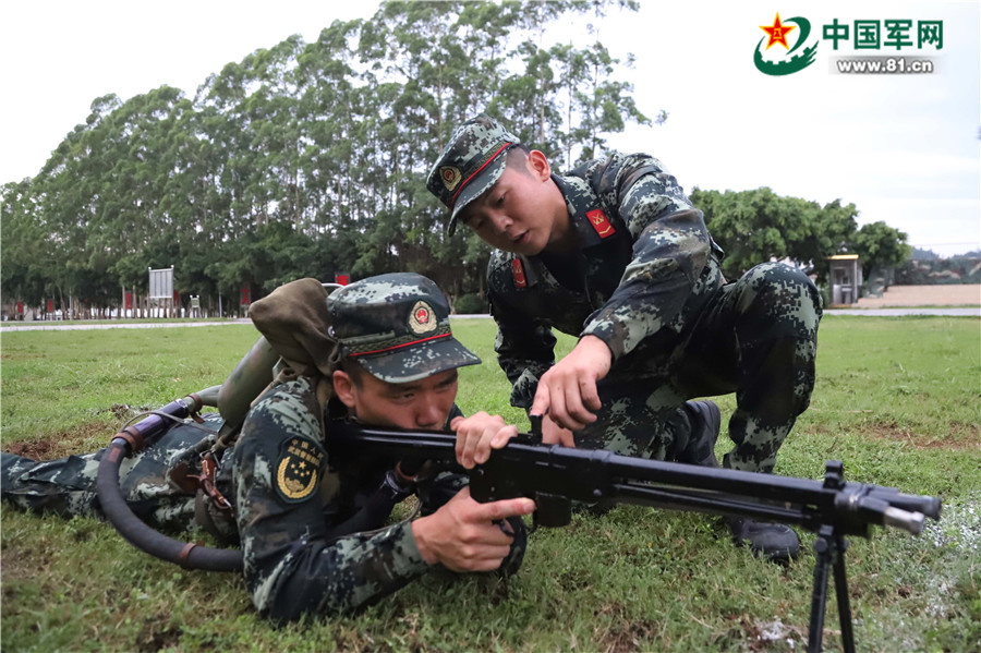 燃喷火训练现场实拍一条火龙喷射而出