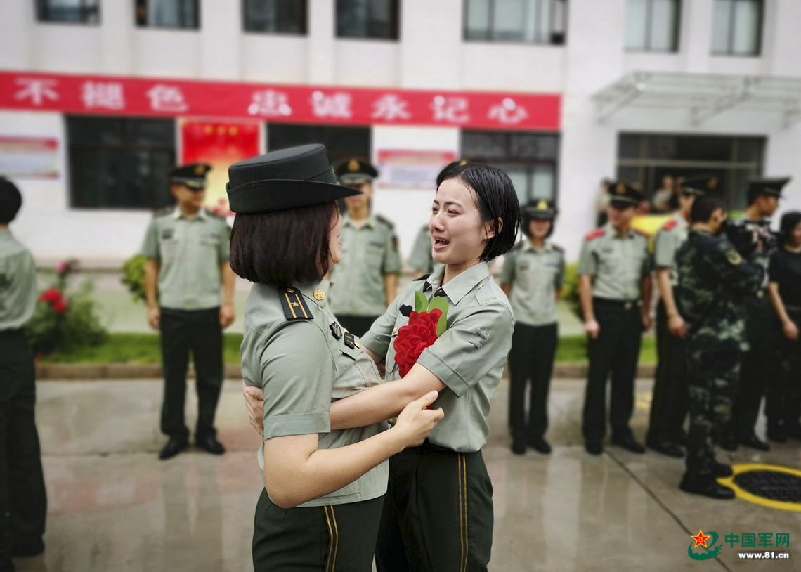 武警甘肃总队退伍老兵与干部道别.