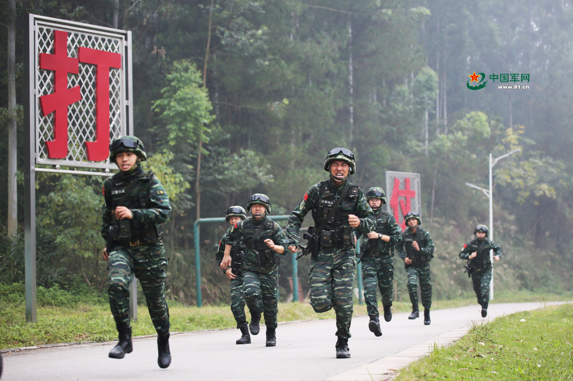 武警广西总队特战队员雨中开展强化训练