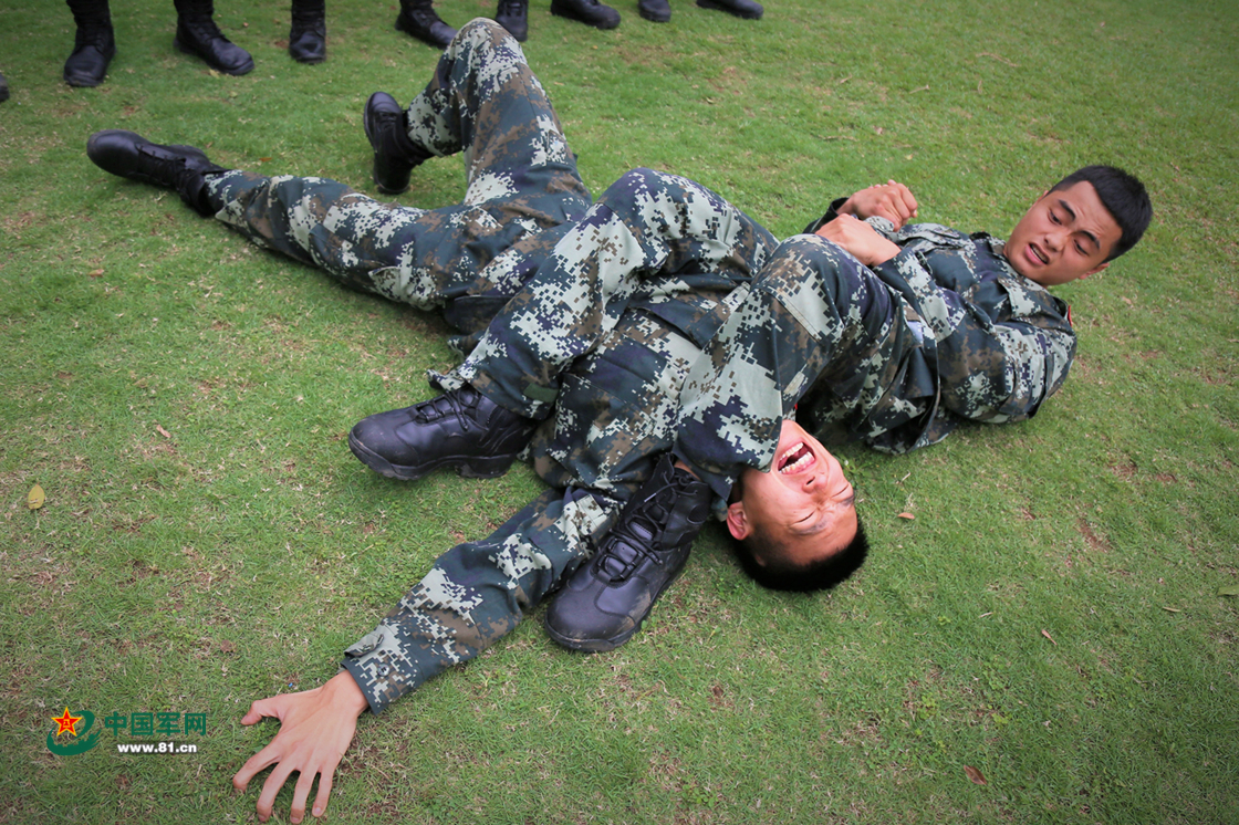 春意浓,练兵忙!武警官兵开展摔擒强化训练