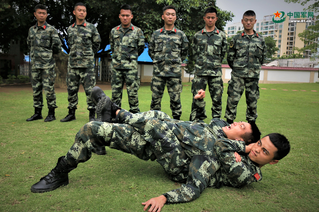 春意浓,练兵忙!武警官兵开展摔擒强化训练
